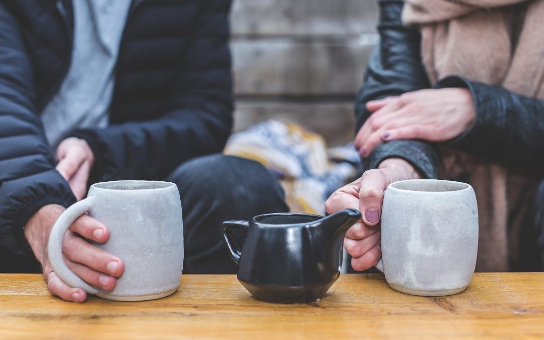 Casal tomando café e conversando sobre o futuro do relacionamento