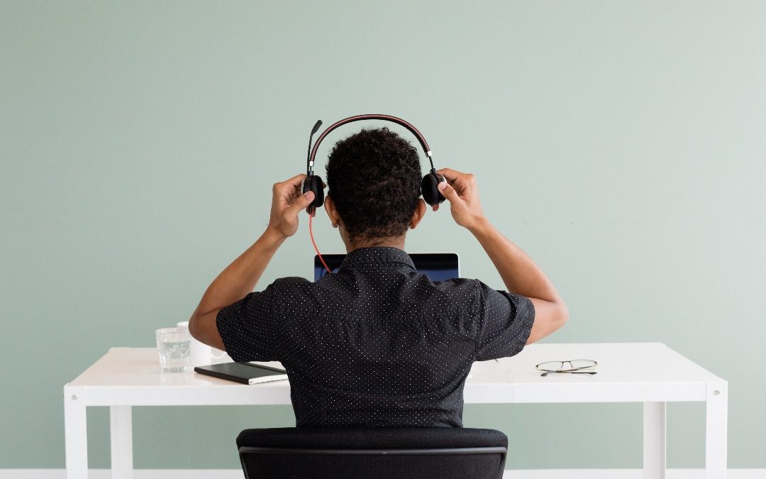 Homem ouvindo música com fone de ouvido