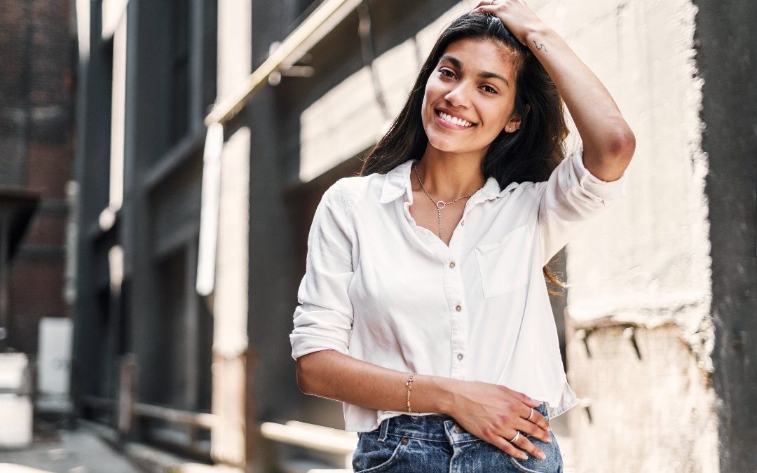 Mulher jovem sorrindo e querendo conquistar alguém