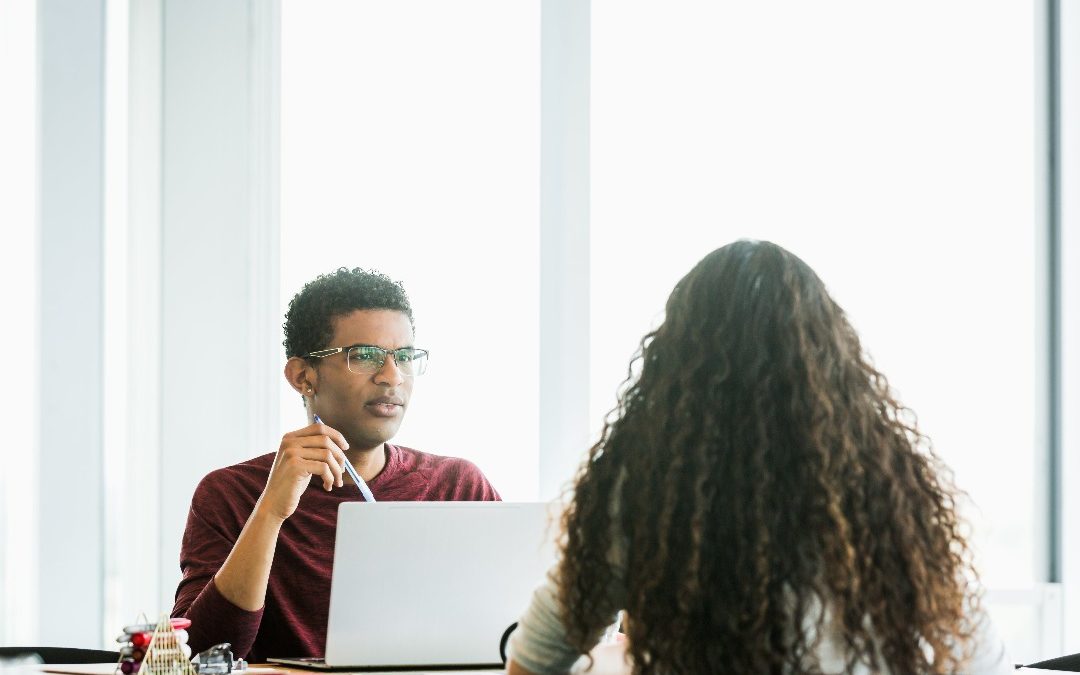 Jovem no trabalho exercitando a empatia