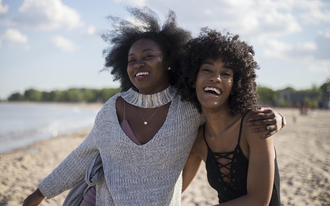 Mulheres jovens sorrindo na praia