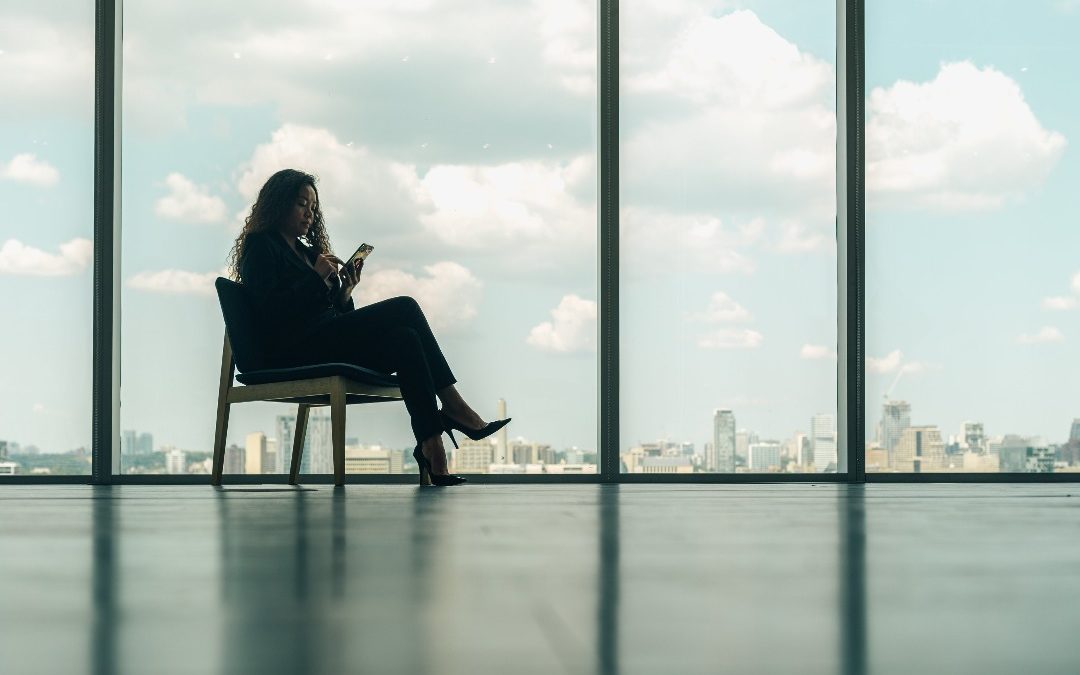 Mulher sentada sozinha refletindo sobre sua demissão