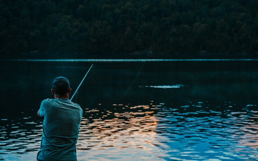 Homem pescando para aliviar o estresse