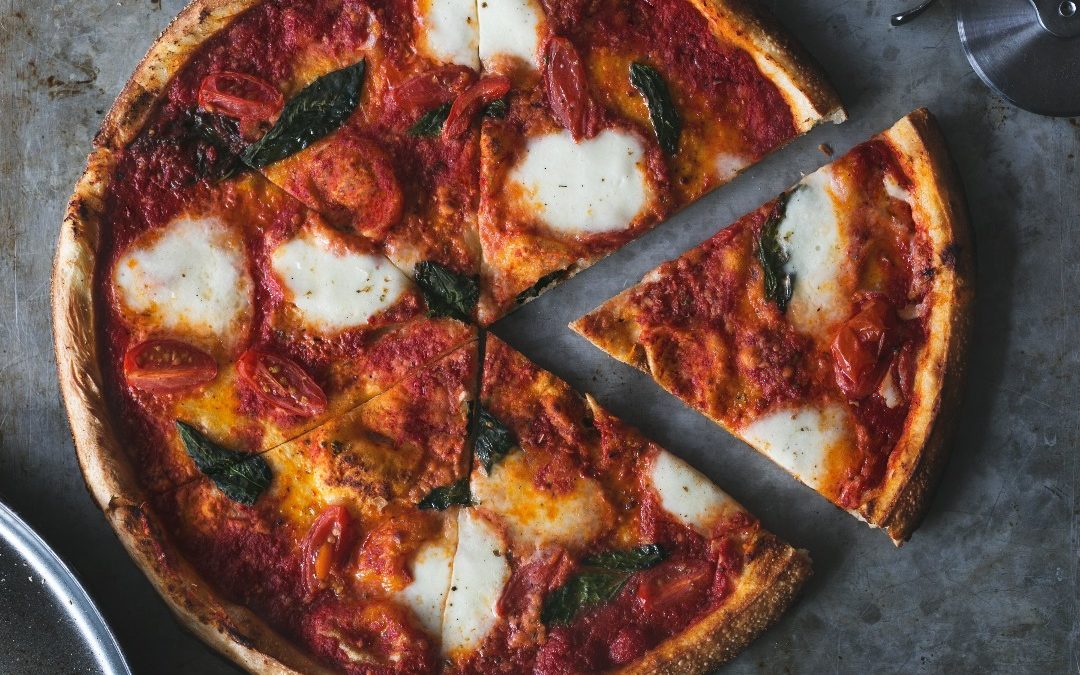 Uma pizza de queijo representando uma compulsão alimentar