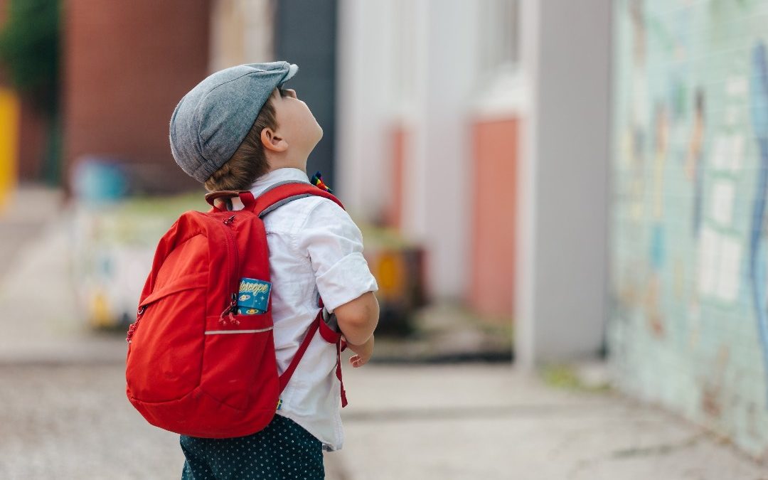 Menino indo para a escola representando filhos responsáveis