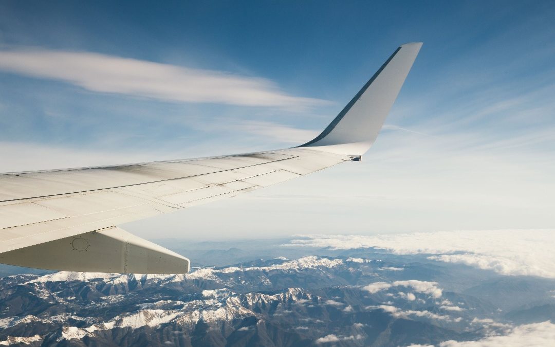 Asa de um avião em pleno voo representando a fobia de altura