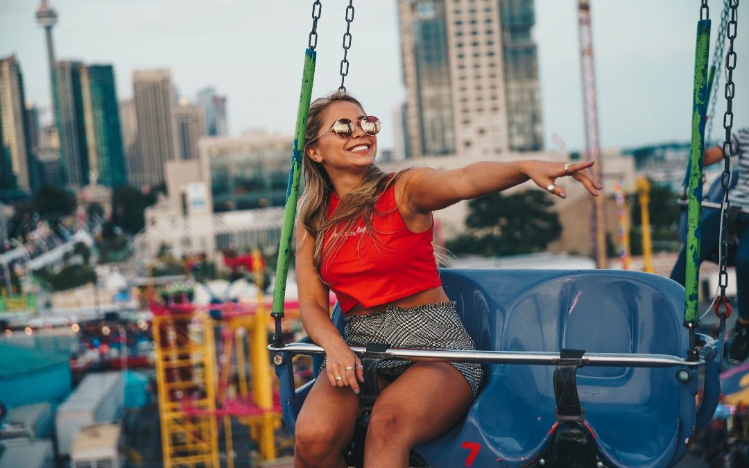 Menina no parque de diversões representando a rebeldia na adolescência