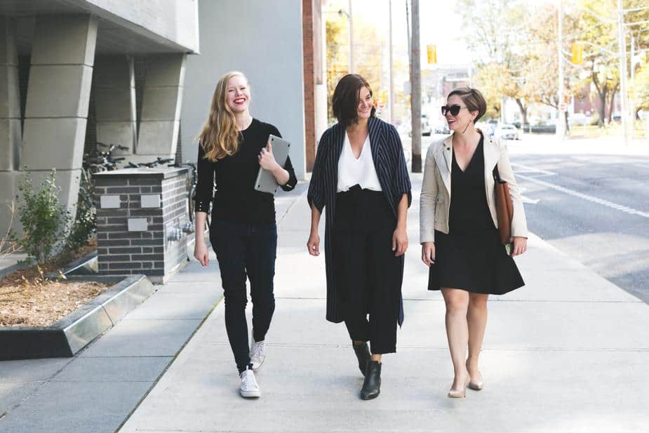 Mulheres caminhando juntas na rua