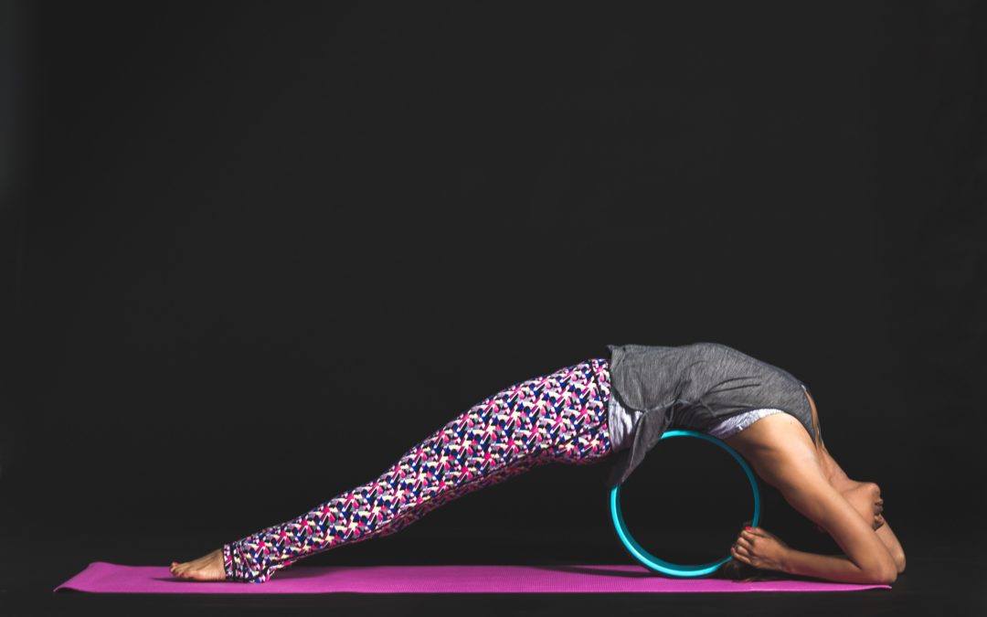 Mulher alongando o copo com yoga para superar autoestima baixa