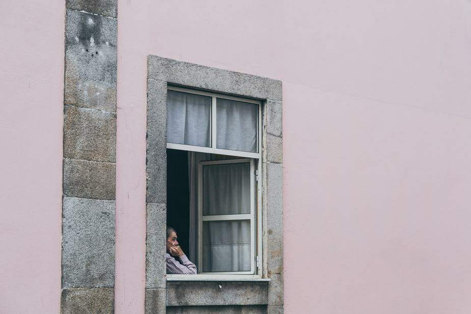 Pessoa solitária em uma janela